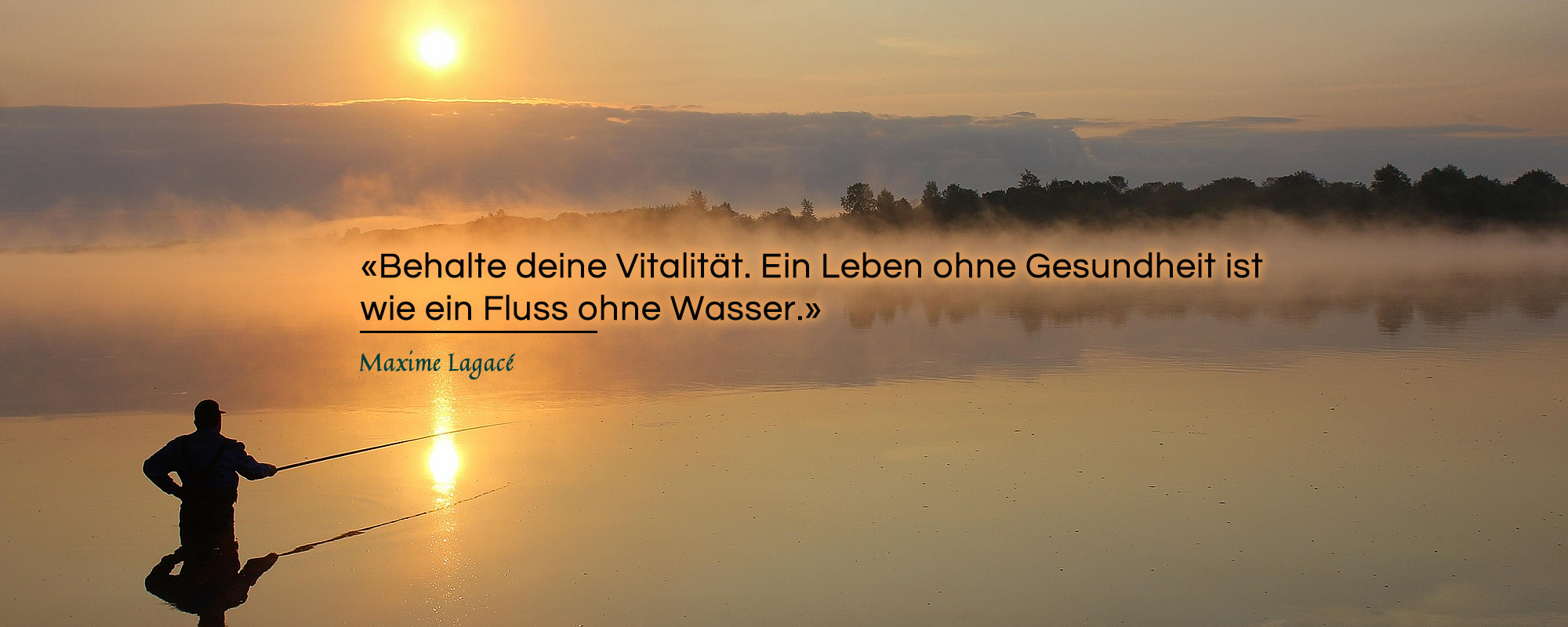 Bild zeigt Mann beim Fliegenfischen mit spiegelnder Sonne zum Sonnenuntergang